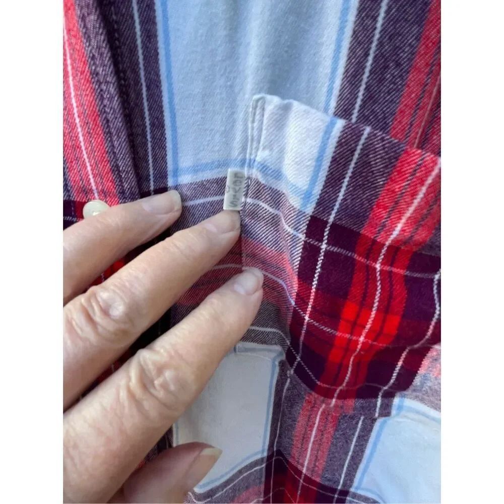 Levi’s size Med plaid boyfriend fit button down shirt. - Picture 6 of 9